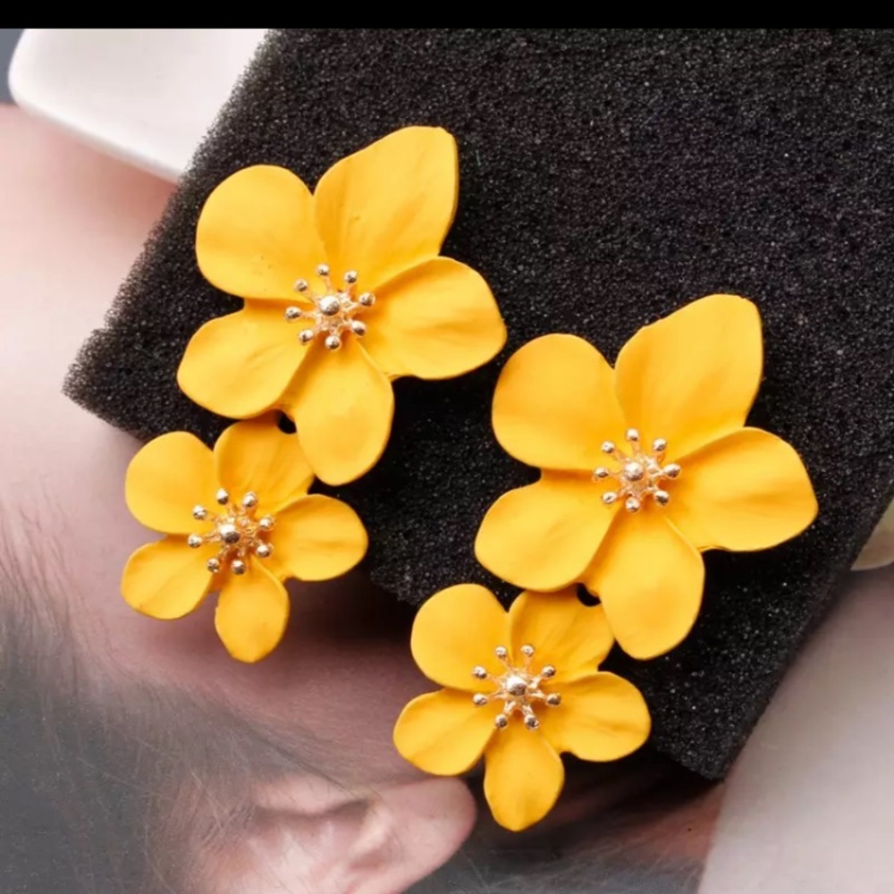 🌟 Gorgeous Yellow Floral Drop earrings